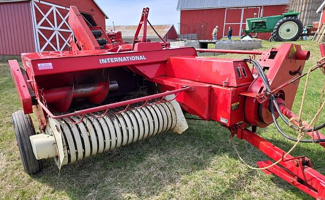 Image of International Harvester 425 equipment image 2
