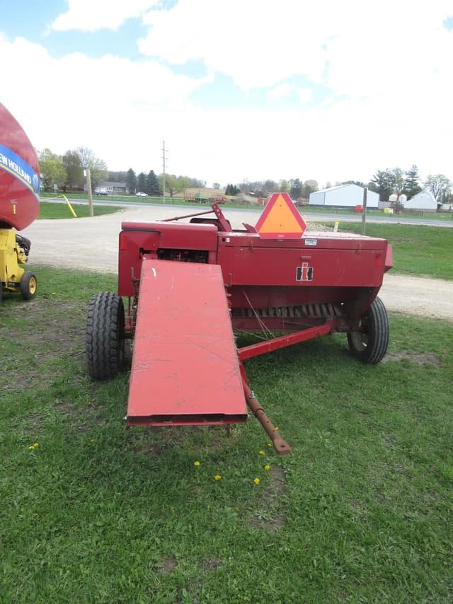 Image of International Harvester 425 equipment image 4