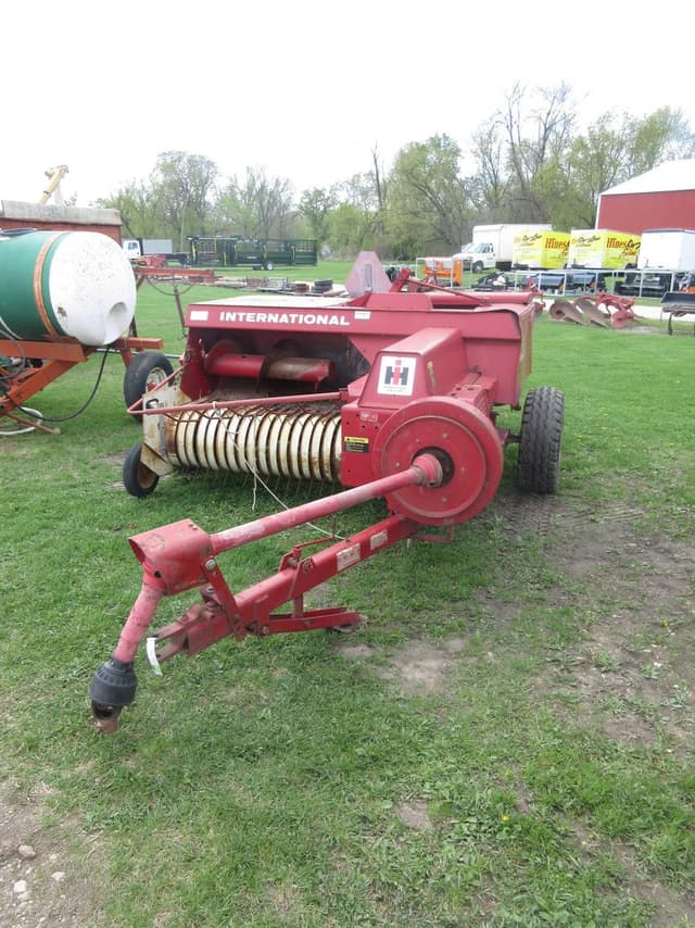 Image of International Harvester 425 equipment image 2
