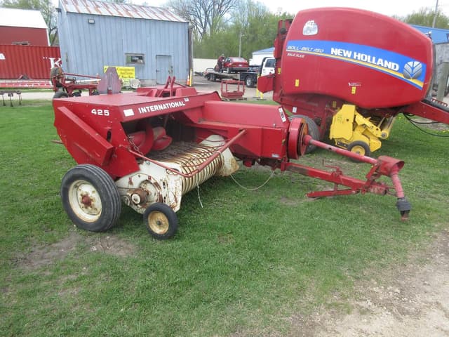 Image of International Harvester 425 equipment image 1