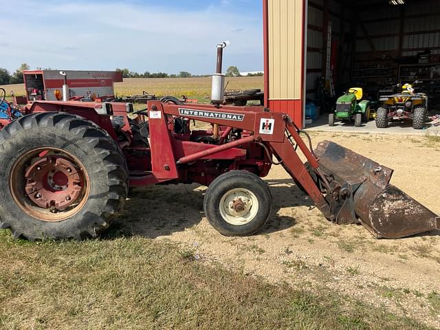 Image of International Harvester 574 equipment image 3