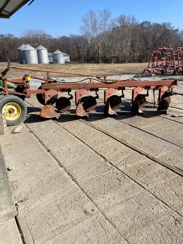 Image of International Harvester 710 equipment image 2