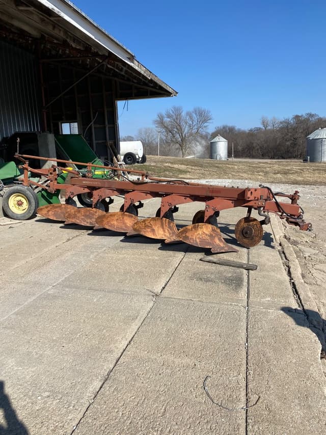 Image of International Harvester 710 equipment image 1