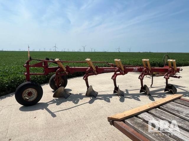 Image of International Harvester 710 equipment image 2