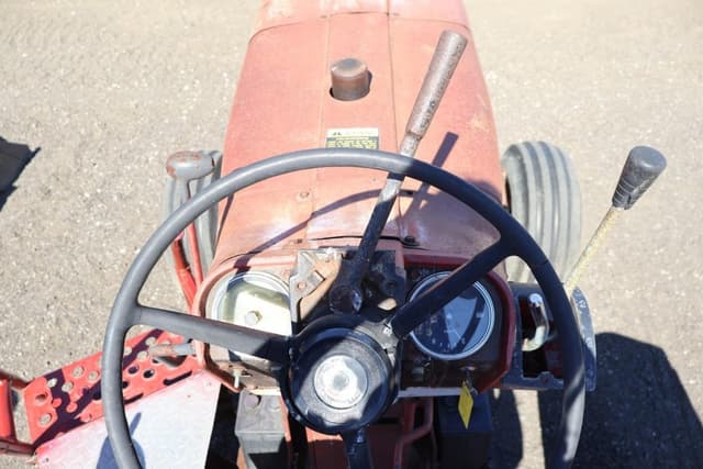 Image of International Harvester 806 equipment image 3