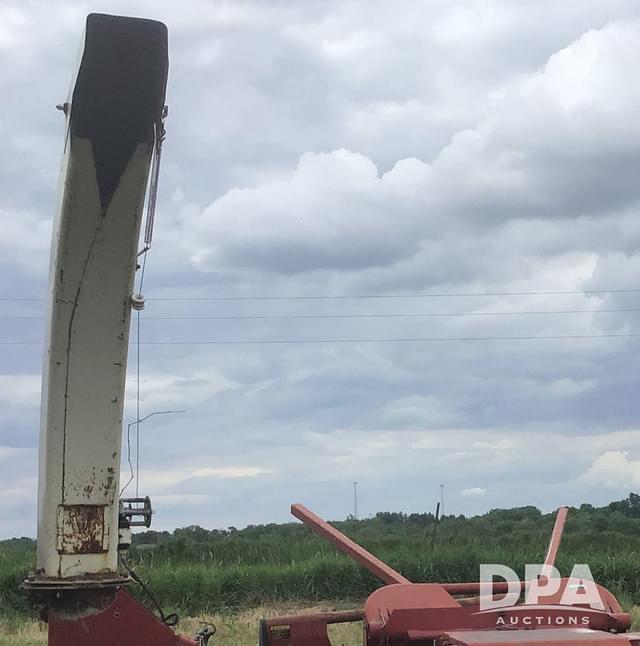 Image of International Harvester 830 equipment image 2