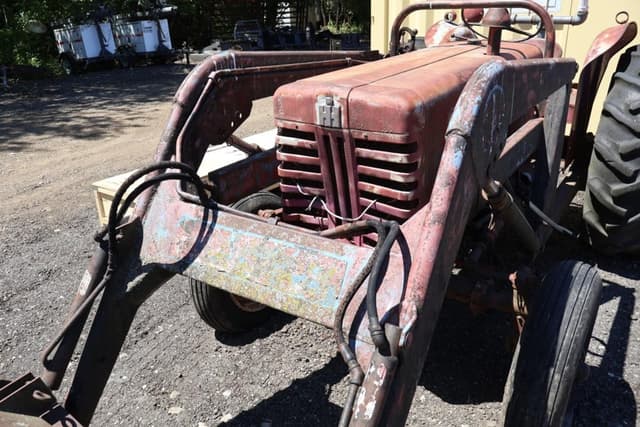 Image of International Harvester B-275 equipment image 3