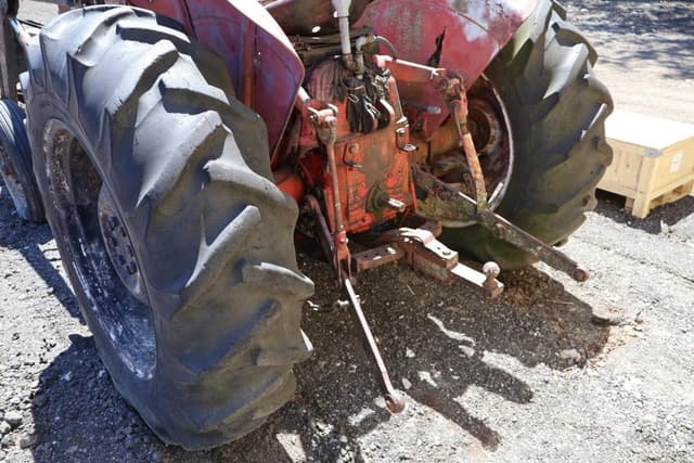 Image of International Harvester B-275 equipment image 2