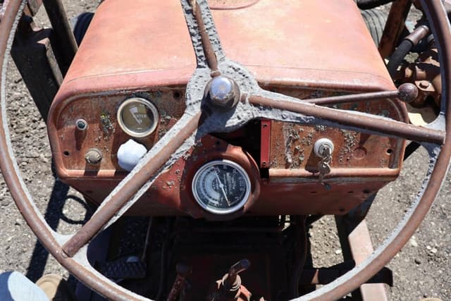 Image of International Harvester B-275 equipment image 4