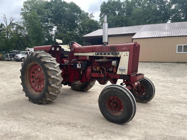Image of Farmall 806 equipment image 3