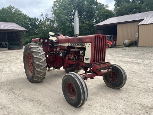 Image of Farmall 806 equipment image 2
