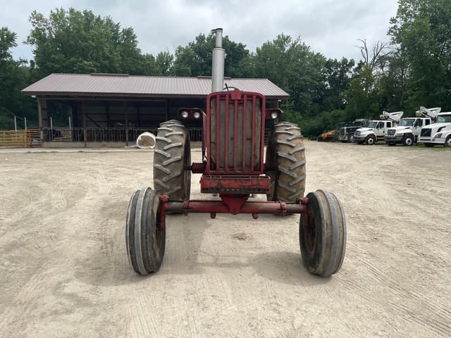 Image of Farmall 806 equipment image 1