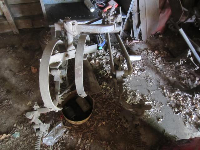 Image of Farmall B equipment image 1