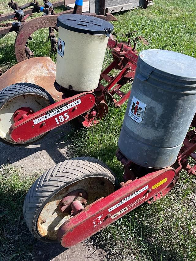 Image of International Harvester 185 equipment image 4