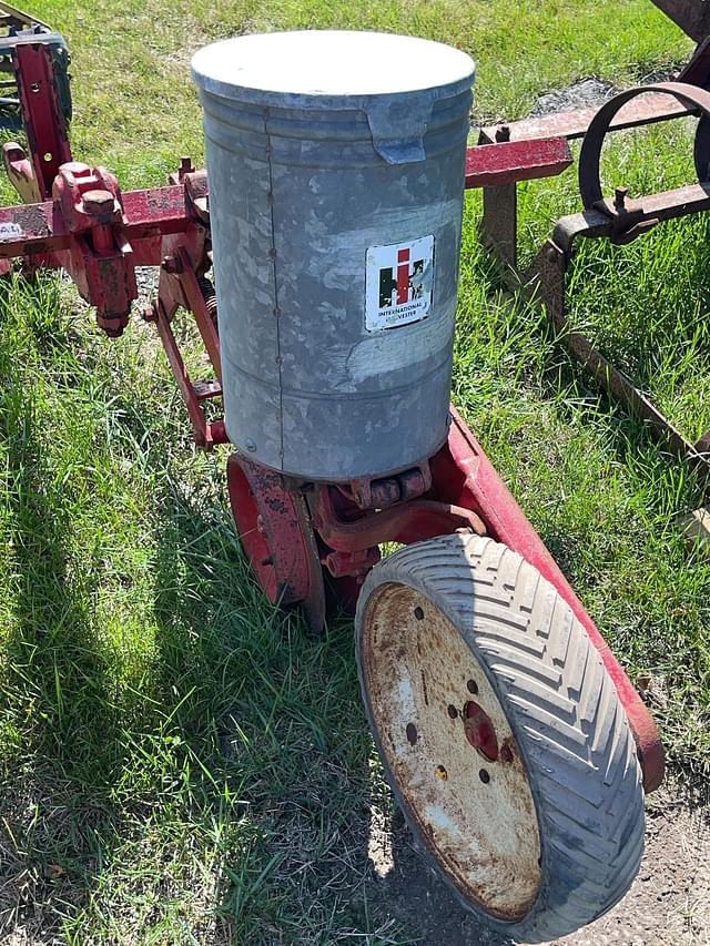 Image of International Harvester 185 equipment image 3