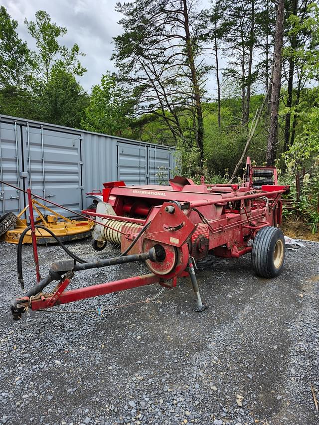 Image of International Harvester 445 equipment image 3