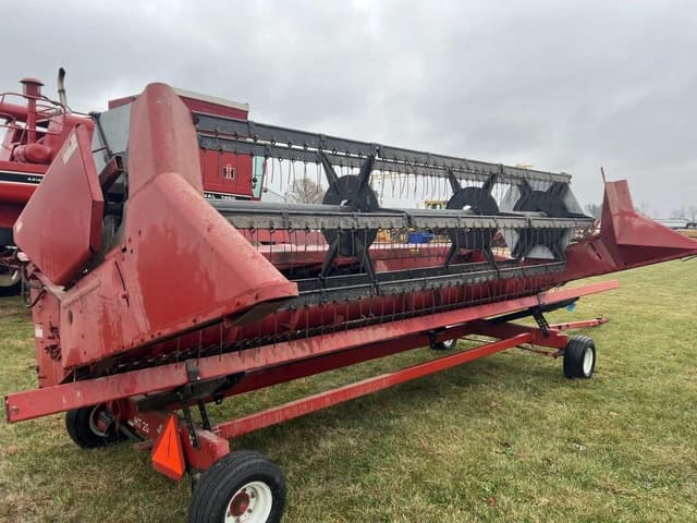 Image of International Harvester 820 equipment image 1