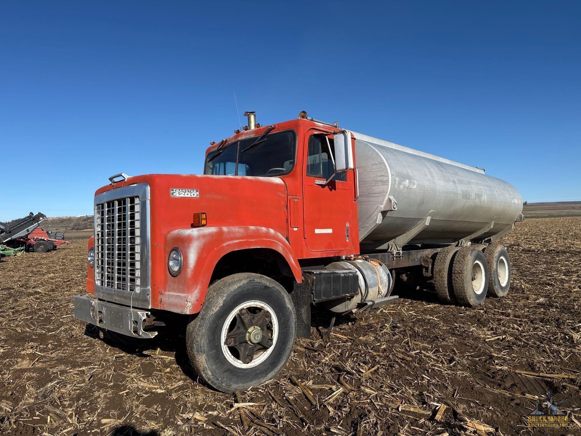 International 4200 Equipment Image0