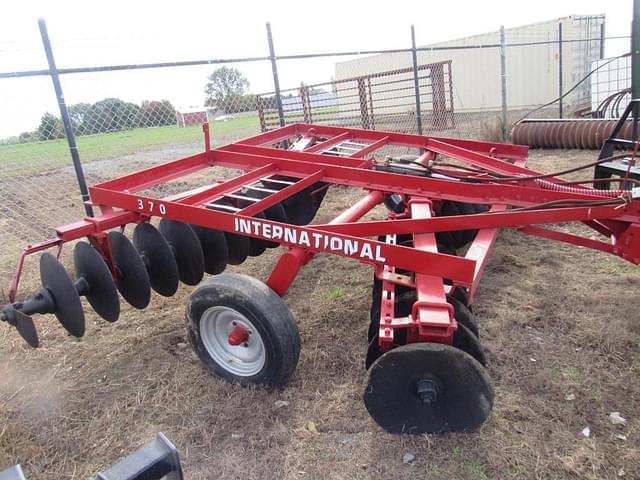 Image of International Harvester 370 equipment image 2