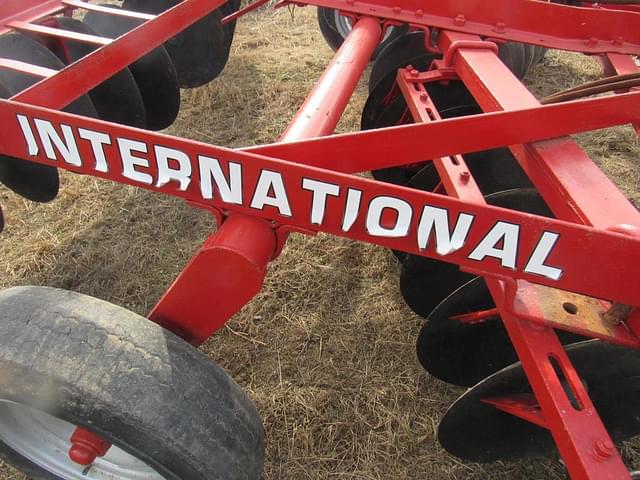 Image of International Harvester 370 equipment image 3