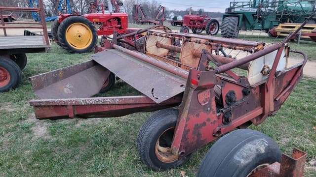 Image of International Harvester 990 equipment image 3