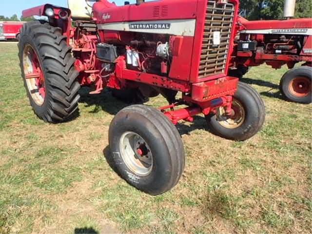 Image of International Harvester 1026 equipment image 1