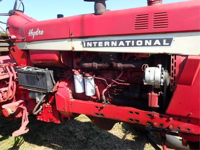 Image of International Harvester 1026 equipment image 2