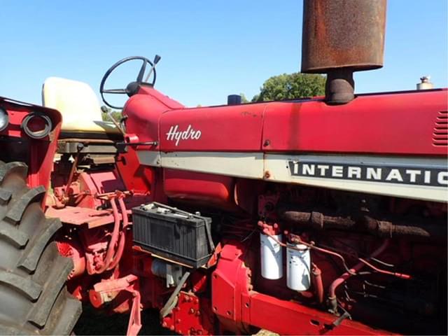 Image of International Harvester 1026 equipment image 4