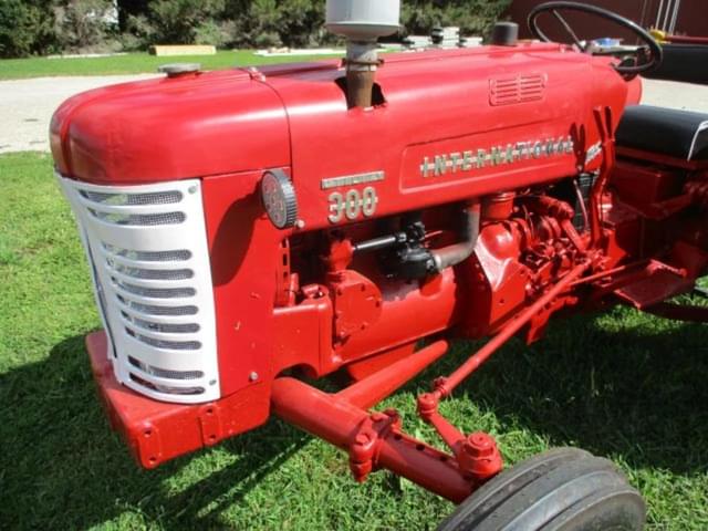 Image of International Harvester 300 equipment image 1