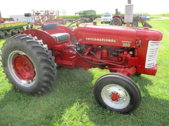 Image of International Harvester 300 equipment image 4