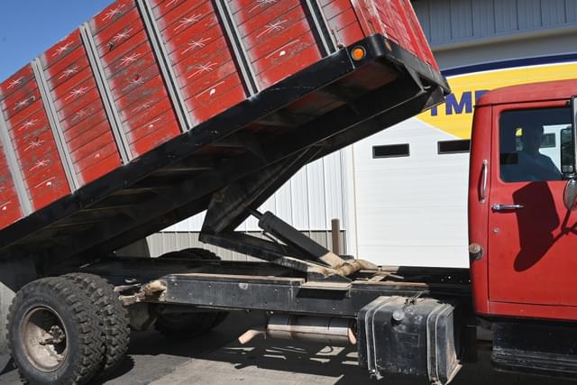 Image of International Loadstar 1700 equipment image 4