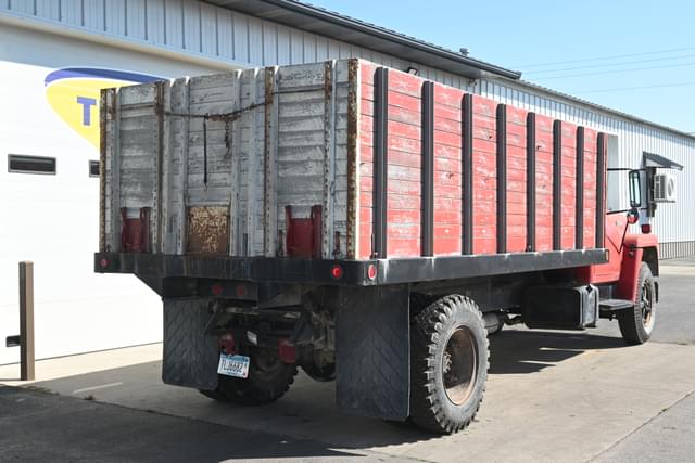 Image of International Loadstar 1700 equipment image 2