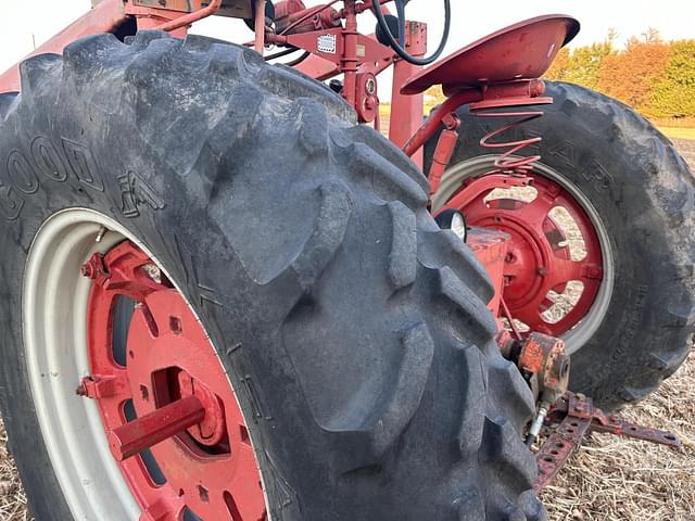 Image of Farmall M equipment image 2