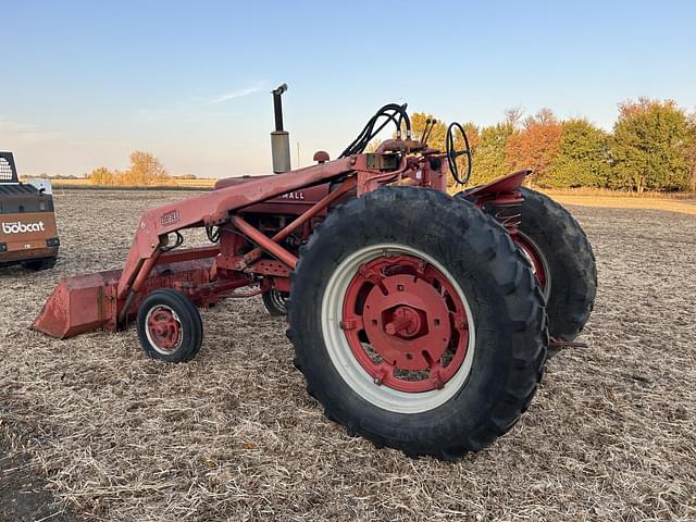 Image of Farmall M equipment image 1