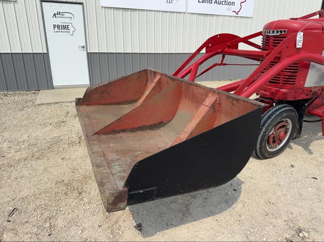 Image of Farmall M equipment image 1