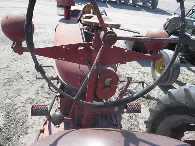 Image of Farmall M equipment image 4