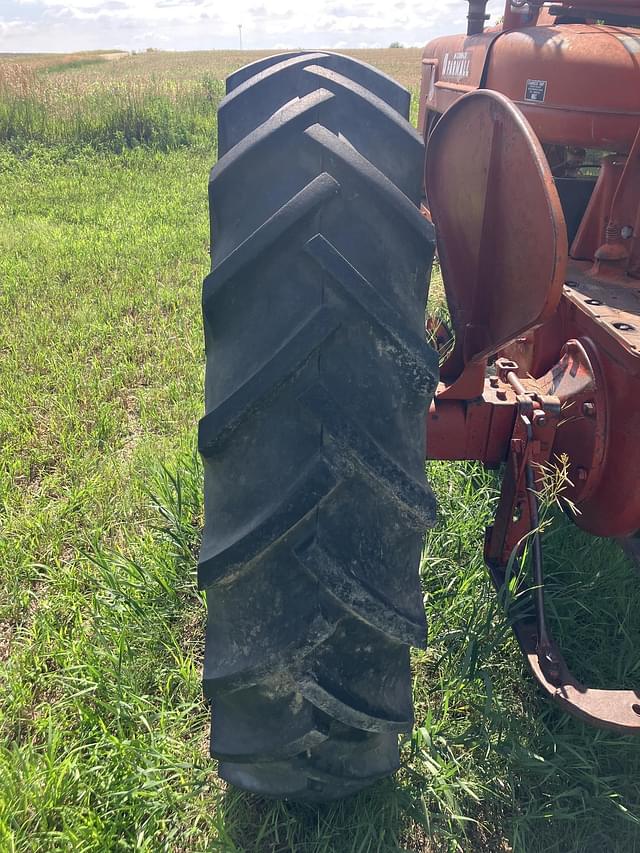 Image of Farmall M equipment image 2