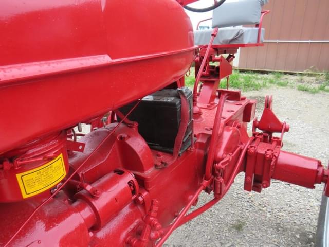 Image of Farmall M equipment image 2