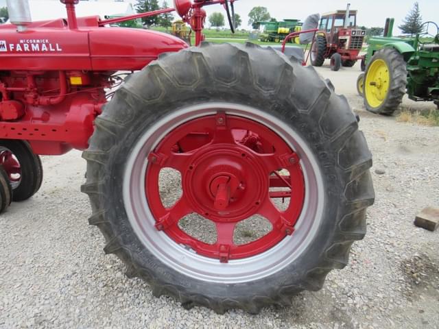 Image of Farmall M equipment image 4