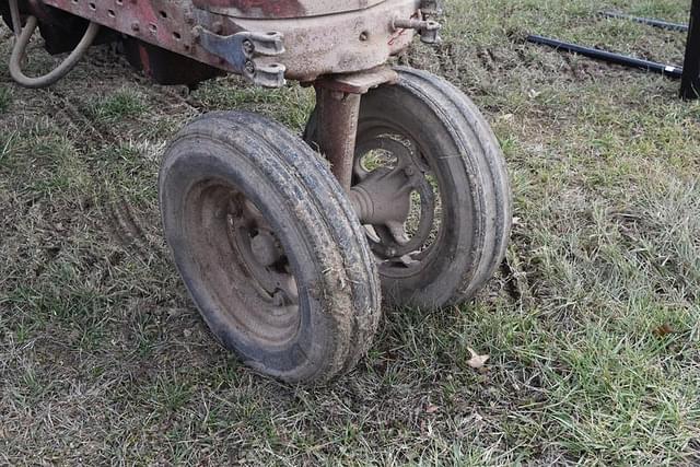 Image of Farmall M equipment image 3