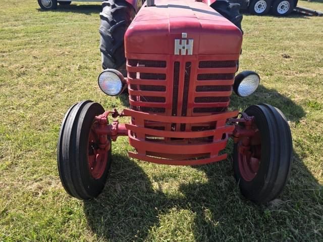 Image of International Harvester B-275 equipment image 1