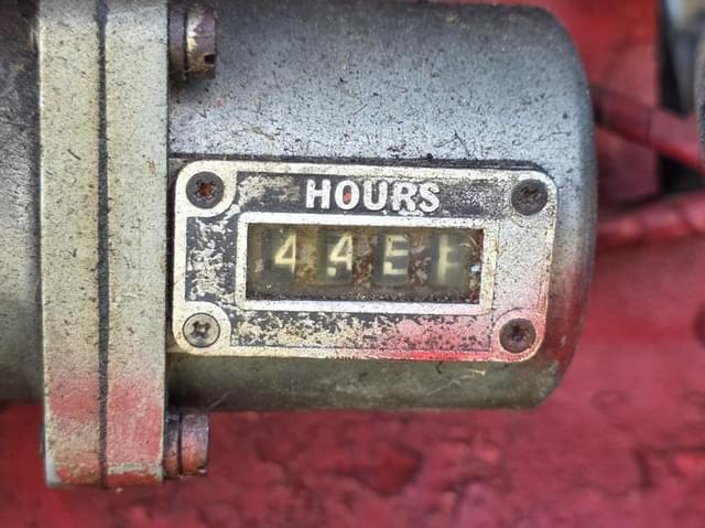 Image of International Harvester B-275 equipment image 4