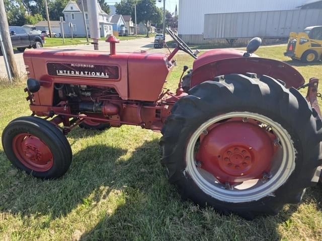 Image of International Harvester B-275 equipment image 2