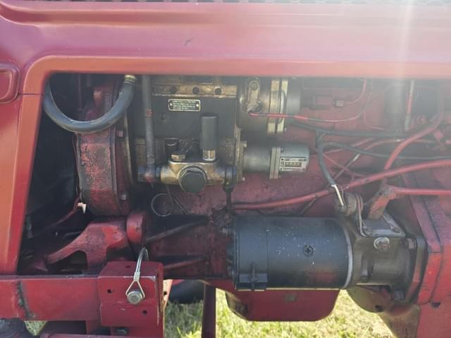 Image of International Harvester B-275 equipment image 3