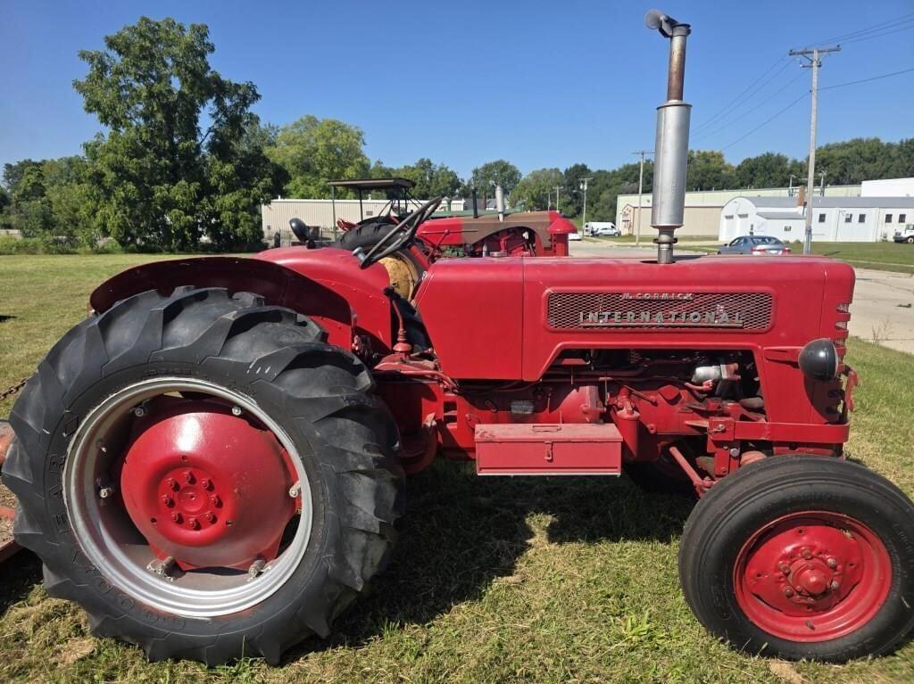 Image of International Harvester B-275 Primary image