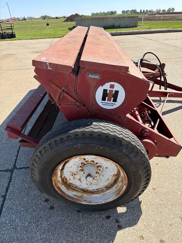 Image of International Harvester 10 equipment image 4