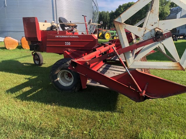 Image of International Harvester 230 equipment image 2