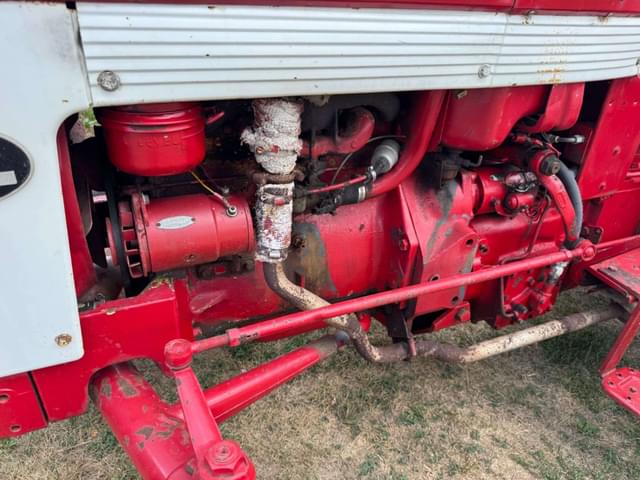 Image of International Harvester 340 equipment image 2