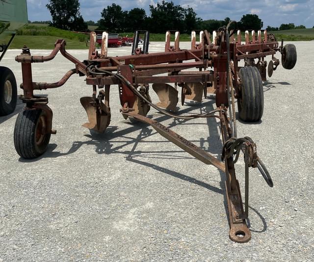Image of International Harvester 700 equipment image 1