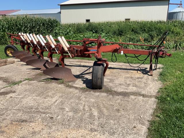 Image of International Harvester 710 equipment image 1